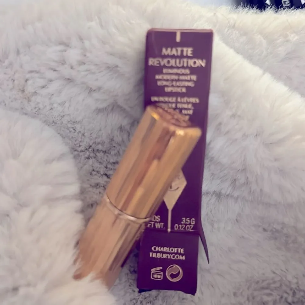 NIB 35.00 Charlotte Tilbury Matte Revolution Lipstick 💄 WALK OF NO SHAME